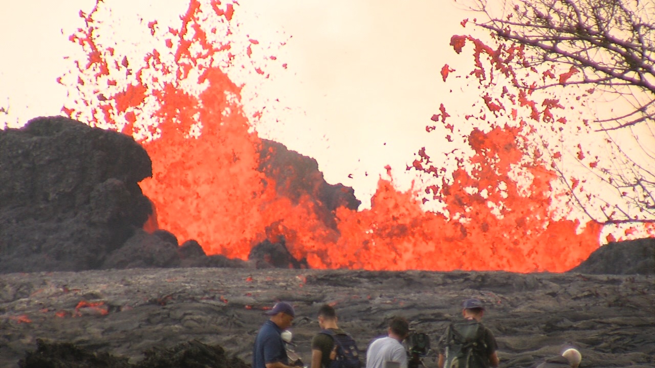 Video 2 Pm Eruption Update Lava Crosses Pohoiki Road