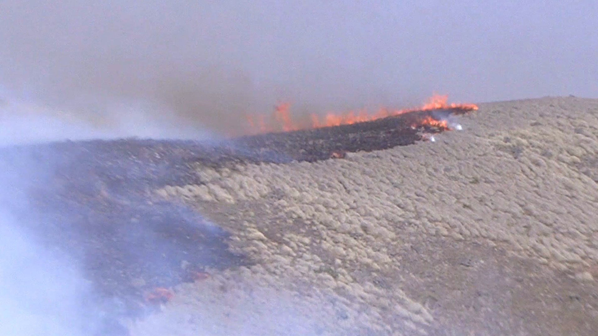 video-hawaii-brush-fire-continues-to-burn-evacuation-order-lifted
