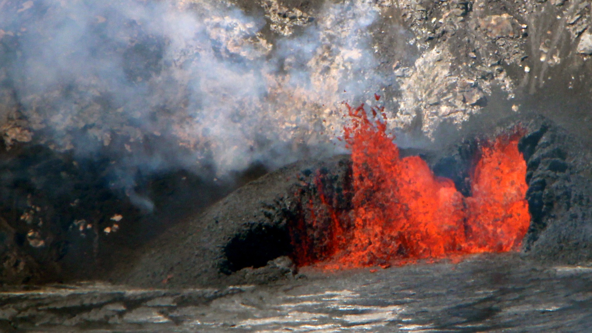 Video Kilauea Volcano Eruption Update Vents Feed Lava Lake