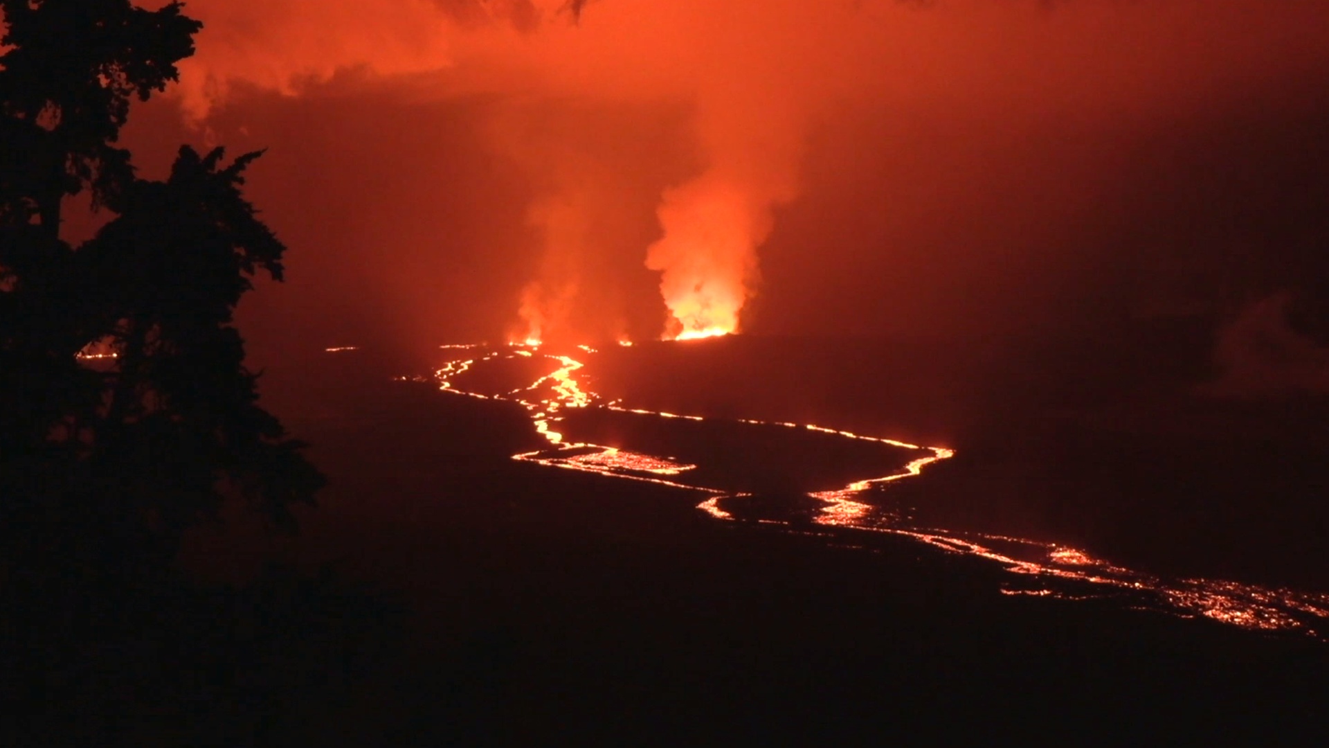 VIDEO Mauna Loa Lava Flow Crosses Old Kona Highway