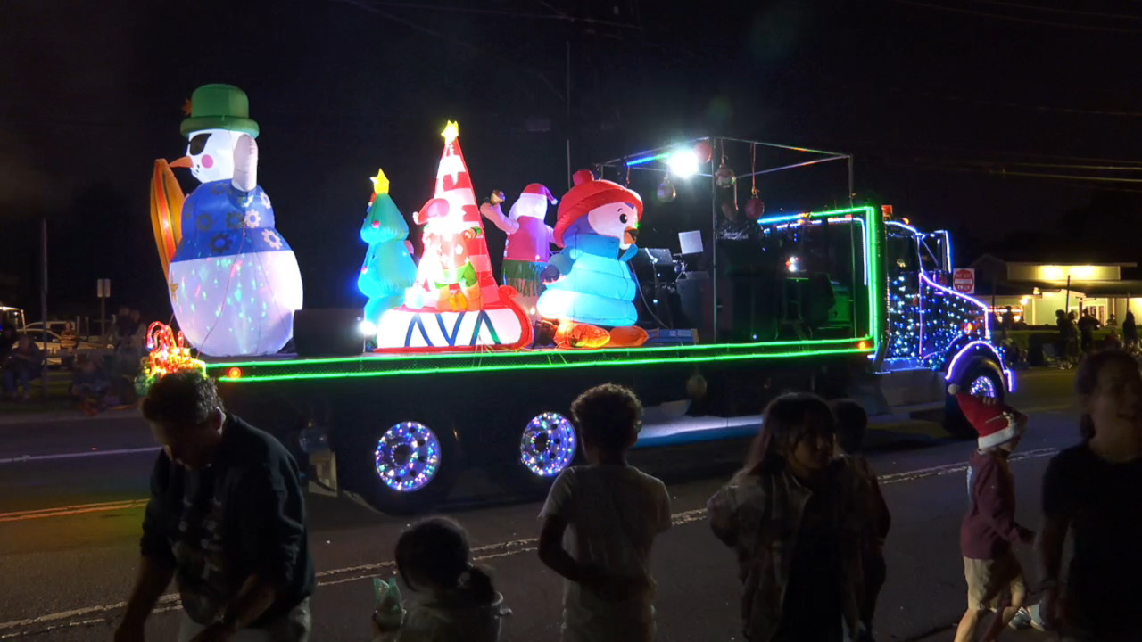 Twilight Christmas Parade Lights Up Waimea